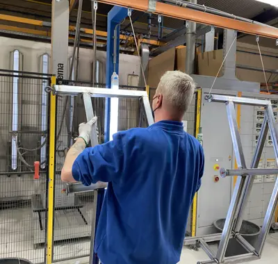 Machinaal stralen vs. beitsen