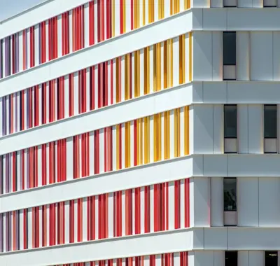 Gekleurde gevelbanden voor het Prinses Maxima Centrum